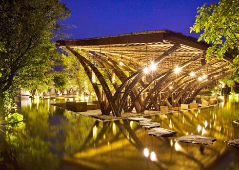 Kiến trúc tre phối hợp với ánh sáng, nước của Bamboo Bar.